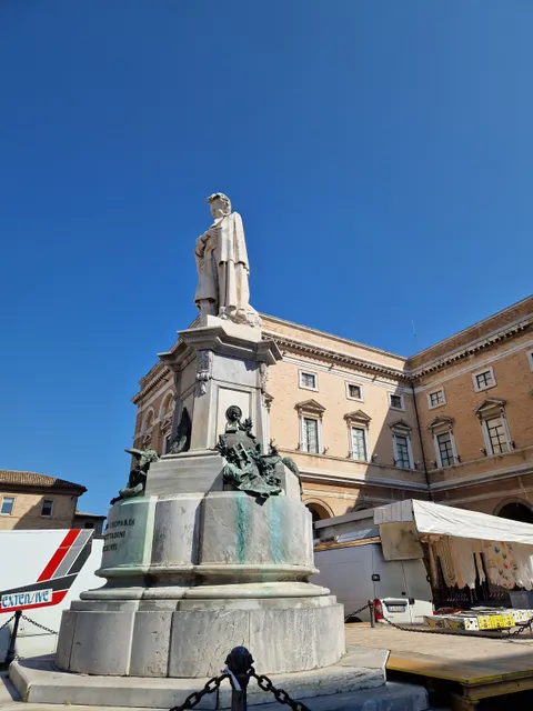 Statua Giacomo Leopardi