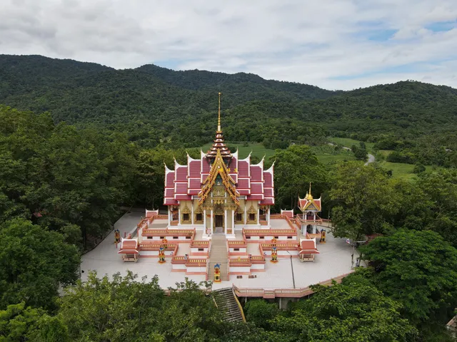 Wat Khao Mai Daeng