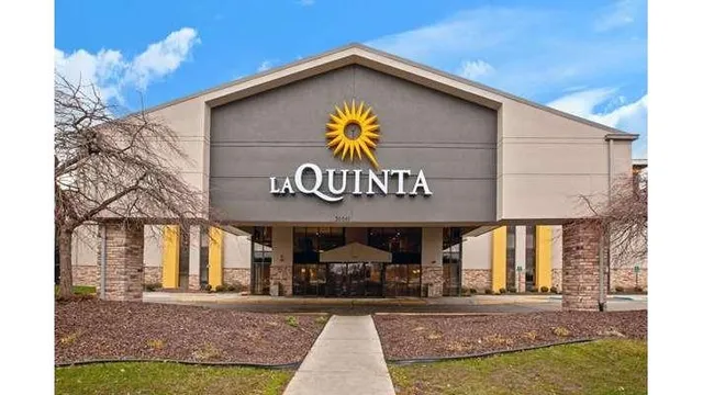 La Quinta Inn & Suites by Wyndham Detroit Metro Airport