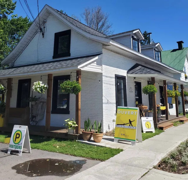 Maison des Cageux du fleuve Saint-Laurent & Café maritime [Raftsmen House of St-Lawrence River & Maritime Cafe]