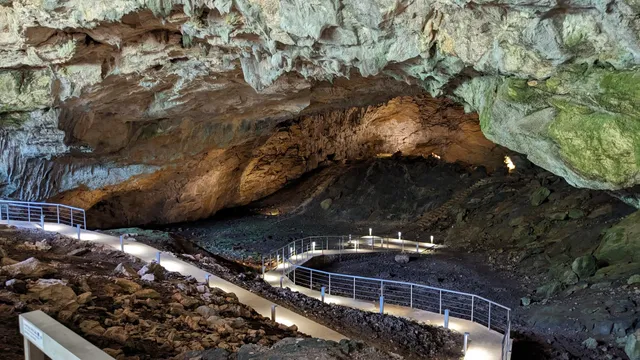 Ravlića špilja-pećina