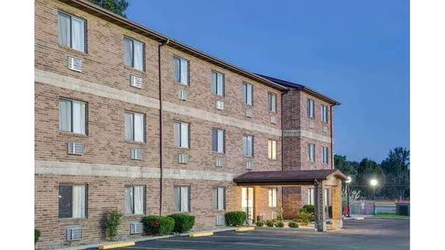 Super 8 by Wyndham Kennett