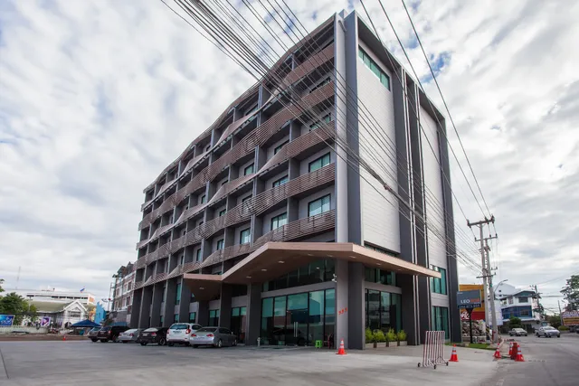 โรงแรมลีโอซอ Leosor Hotel