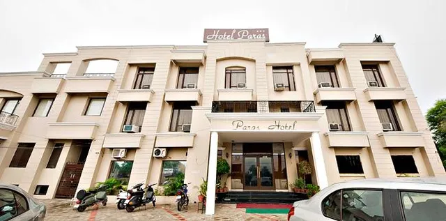 OYO 10463 Hotel Paras