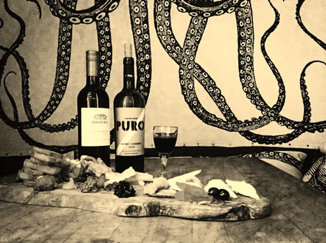 Galley Kitchen & Bar