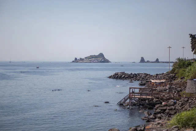 Un tuffo nella baia di Capomulini