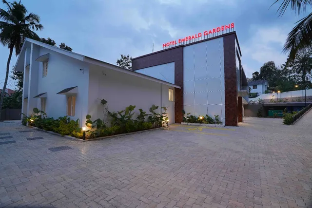 Hotel Emerald Gardens