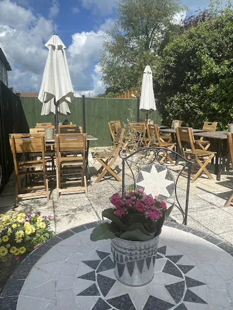 IVY & BOND Tea Room & Courtyard