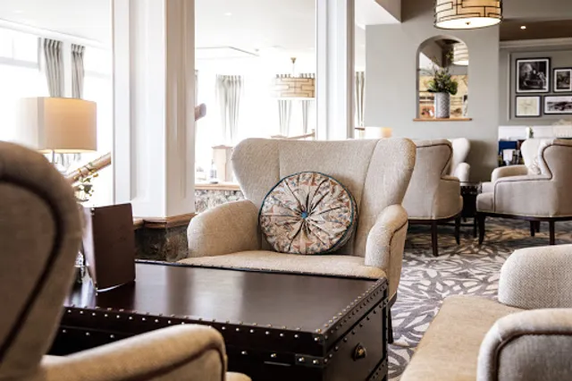 Tides Restaurant & Voyager Lounge Bar