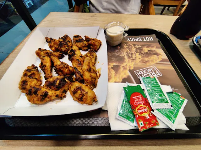 Leon's Burgers & Wings Hoodi