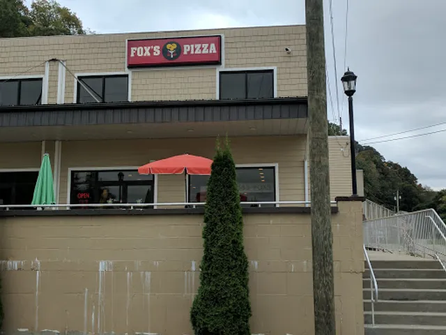Fox's Pizza Den