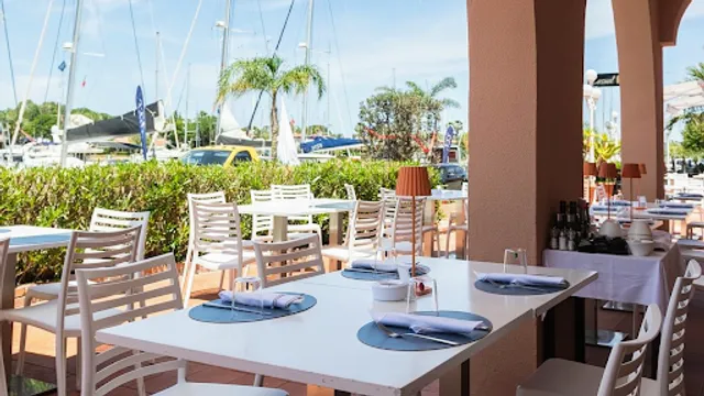 Casual Restaurant & Lounge Bar