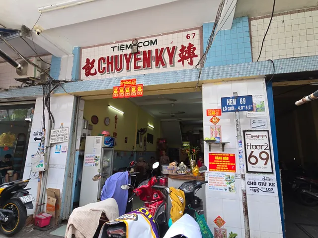 Tiệm cơm thố Chuyên Ký