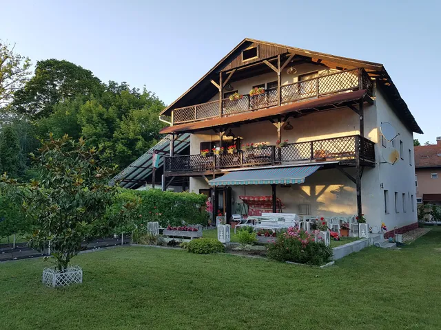 Villa-Negra Retro Panzió