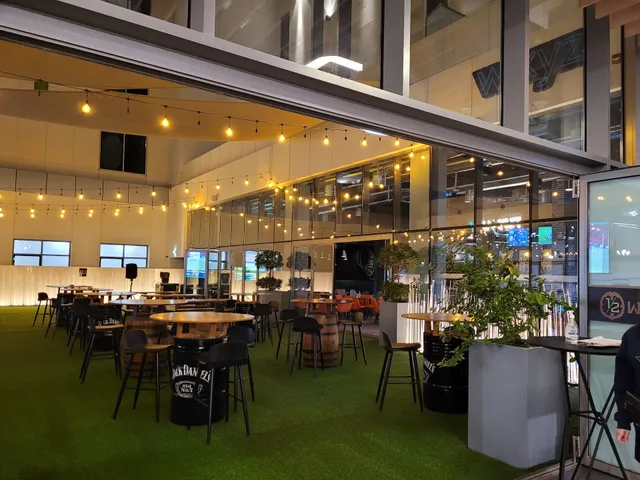 HalfWalnut Bar & Restaurant