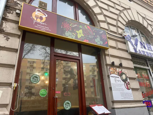 Tandoori hummus plate - Indian and middle eastern cuisine (Halal)