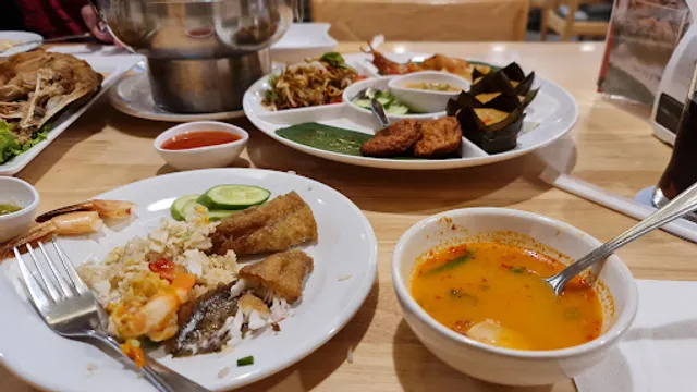 Laemcharoen Seafood Central Udon