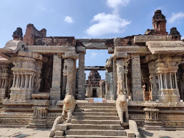 Maha Mantapa with musical pillars