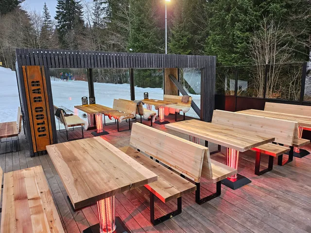 APRÉS SKI IGLOO BAR & RESTAURANT