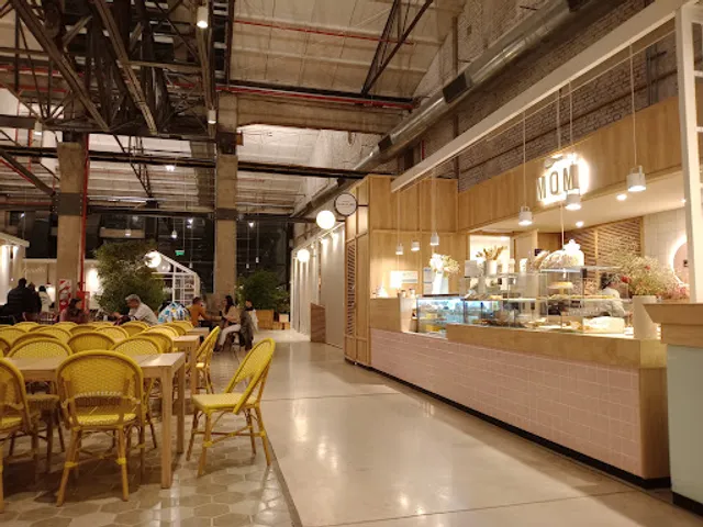 Mom pastelería & café