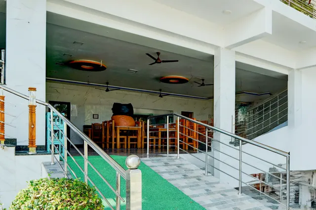 EVEREST HOTEL - LODGE & RESTAURANT