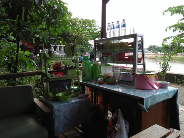 Warung Mama Mimi Danau Pesanggrahan