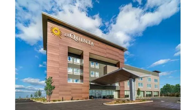 La Quinta Inn & Suites by Wyndham Louisville NE/Old Henry Rd