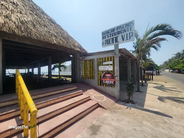 El Pacific Surf House / Skate House & Surf School