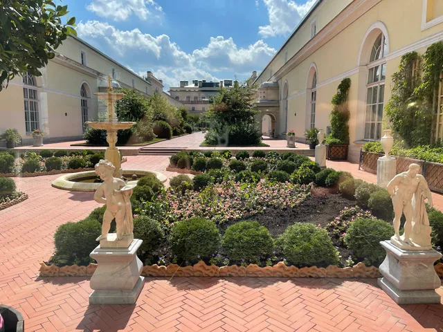 Visyachiy Sad Malogo Ermitazha