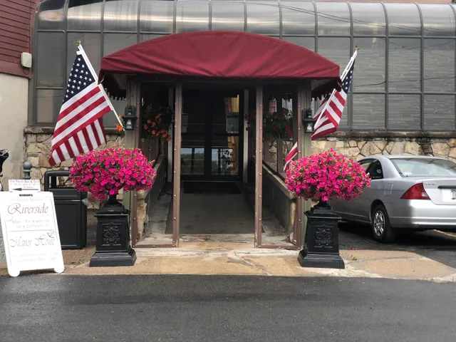 The Pointe Bar & Grill