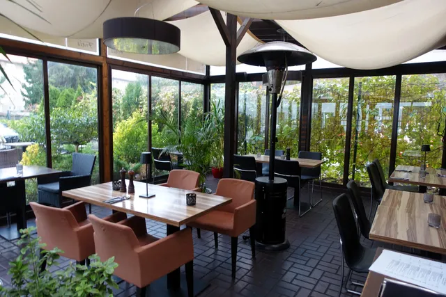 Frais restaurant, coctails, vine