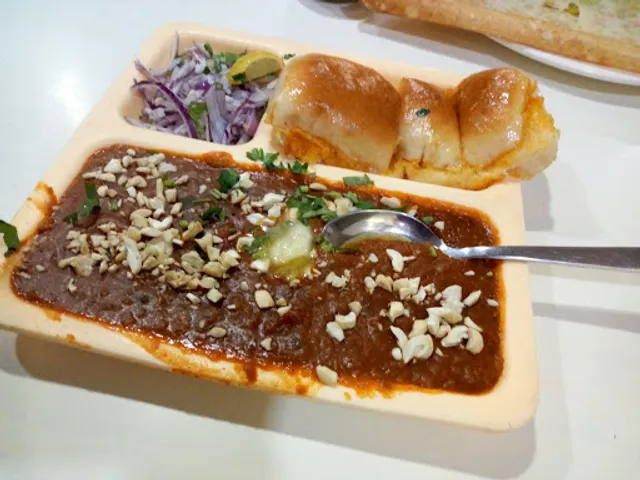 Hotel Sadguru Tanasa