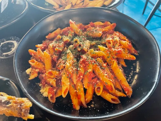 Gladi8or Brews and Billiards