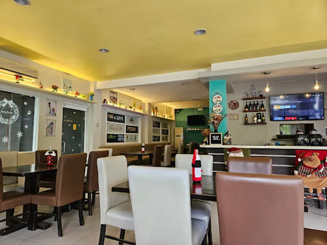 Frankee's Resto + Bar