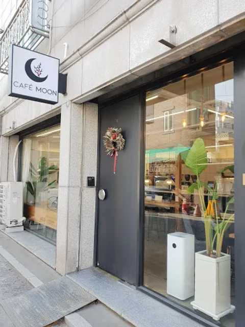 Cafe Moon
