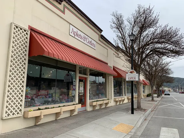 Aplets & Cotlets Candy Kitchen