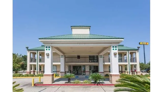 Super 8 by Wyndham Slidell