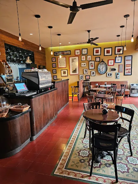 Tr3s 3istro Restaurant & Oyster Bar