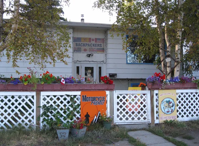 Beez Kneez Bakpakers