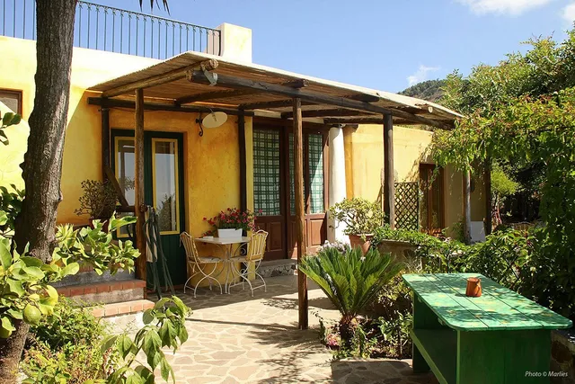 Farm Bed & Breakfast Yellow House Lipari