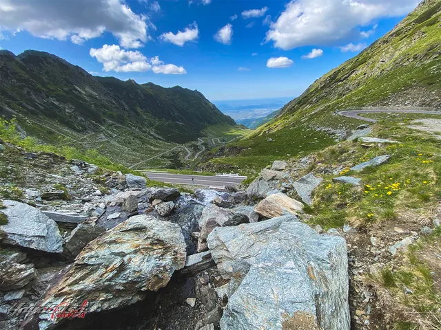 Cascada la margine de drum