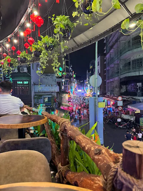 Waikiki Bar & Restaurant – Bùi Viện