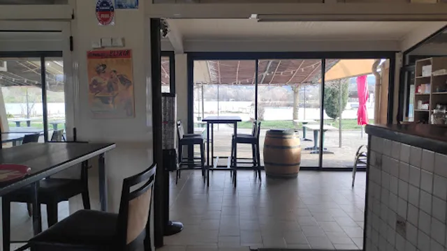 Brasserie du lac. Le pied dans l eau