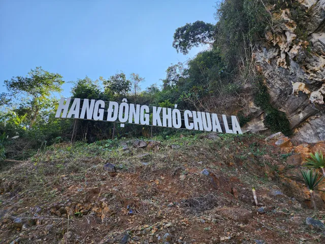 Hang động Khó Chua La