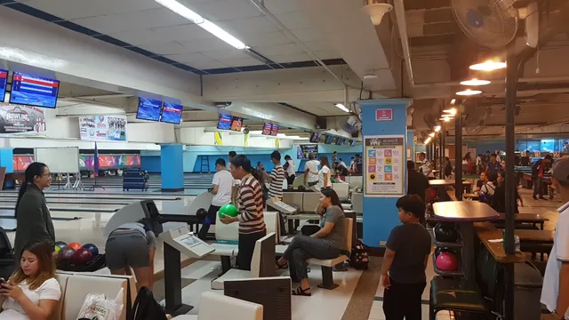 Lopue's East Bowling Center