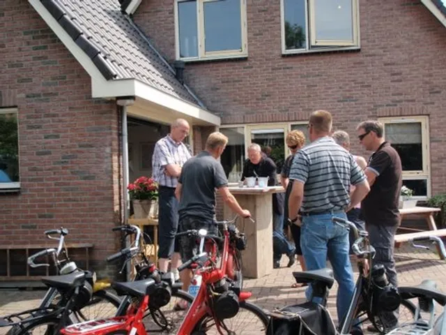 Solexverhuur sloepverhuur scooterverhuur 2CV Eendverhuur Op Paed