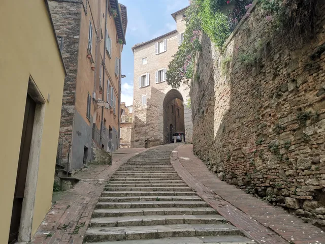 Arco dei Gigli o Porta Sole