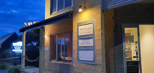 Waves Cafe, Bar, Restaurant Port Campbell