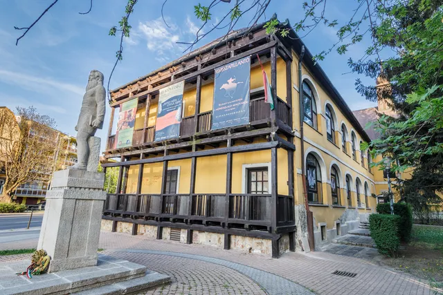 Papszer Old Exhibition Building