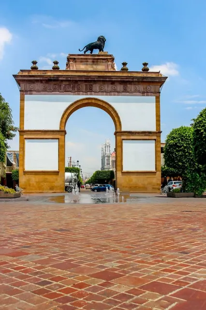 Triumphal Arch of the Causeway of the Heroes